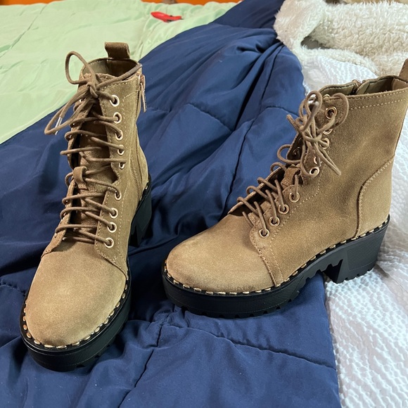 Vince Camuto Heel Booties. Women's size 5.5. - Picture 7 of 9